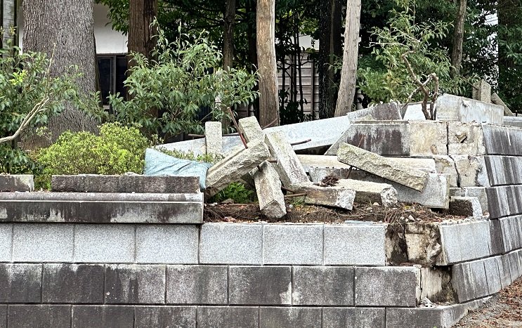 倒壊した寺院